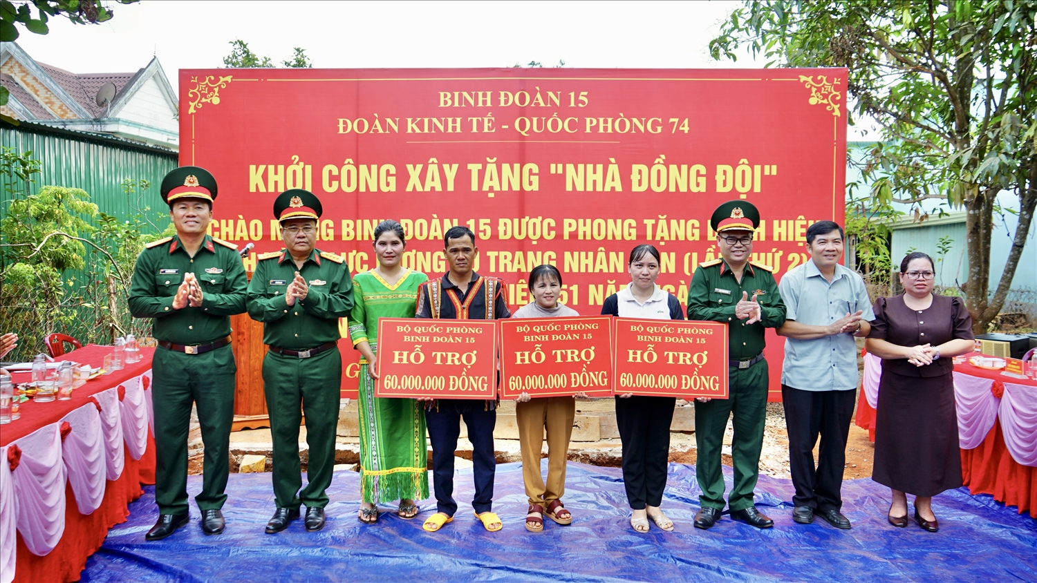 Lãnh đạo Đoàn Kinh tế - Quốc phòng 74 trao kinh phí hỗ trợ xây nhà cho các hộ gia đình khó khăn tại xã Ia Dơk