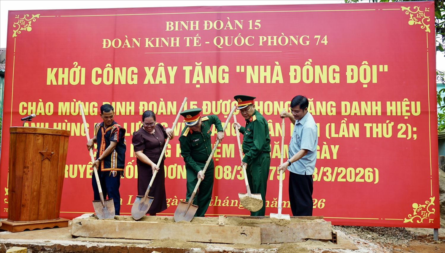 Lãnh đạo Đoàn Kinh tế - Quốc phòng 74 cùng gia đình khó khăn làm lễ động thổ xây nhà đồng đội