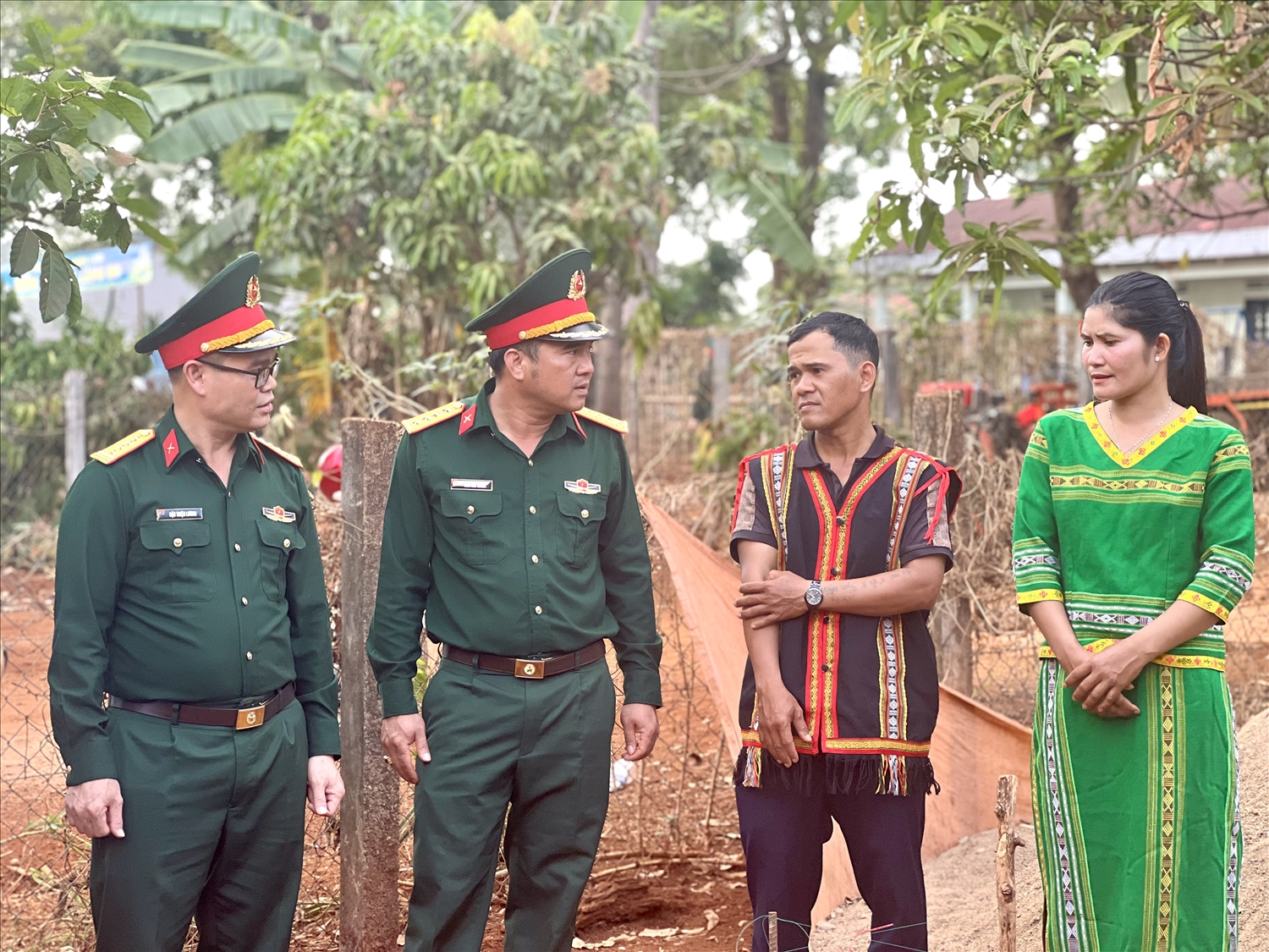 Đoàn Kinh tế - Quốc phòng 74, Binh đoàn 15 luôn quan tâm, thăm hỏi, hỗ trợ các gia đình khoa khăn là công nhân của đơn vị