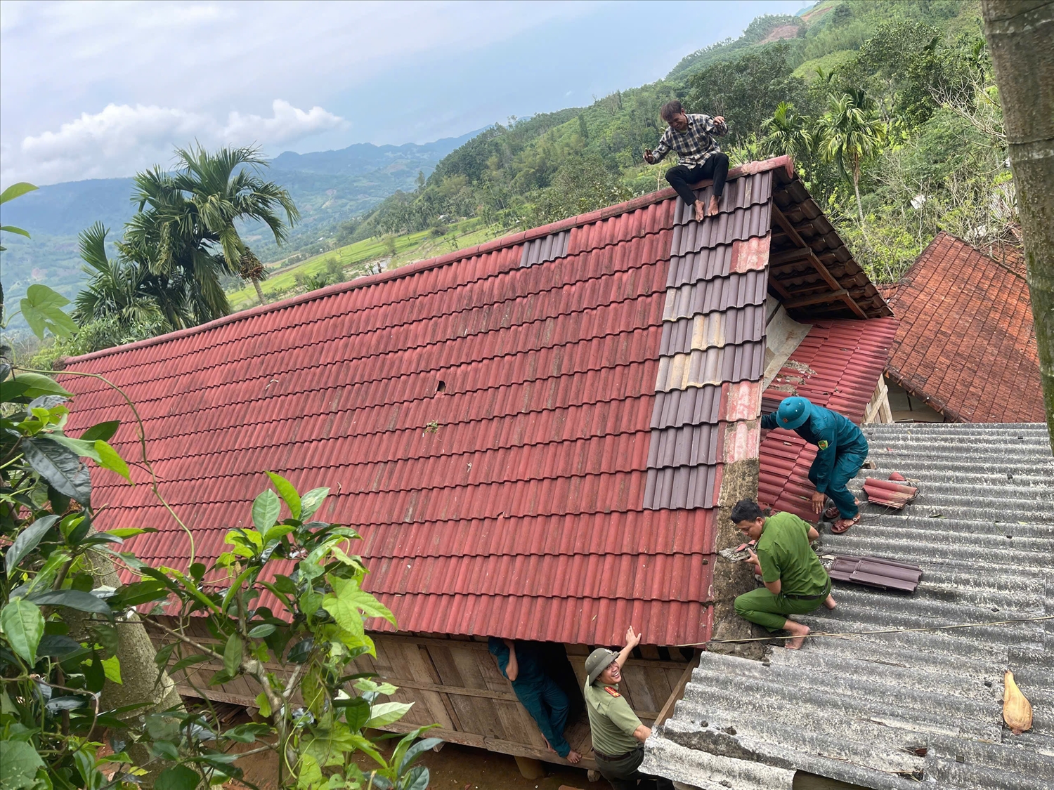 Lốc xoáy làm hư hỏng 116 nhà ở xã Ba Vì, Quảng Ngãi. (Ảnh PL)