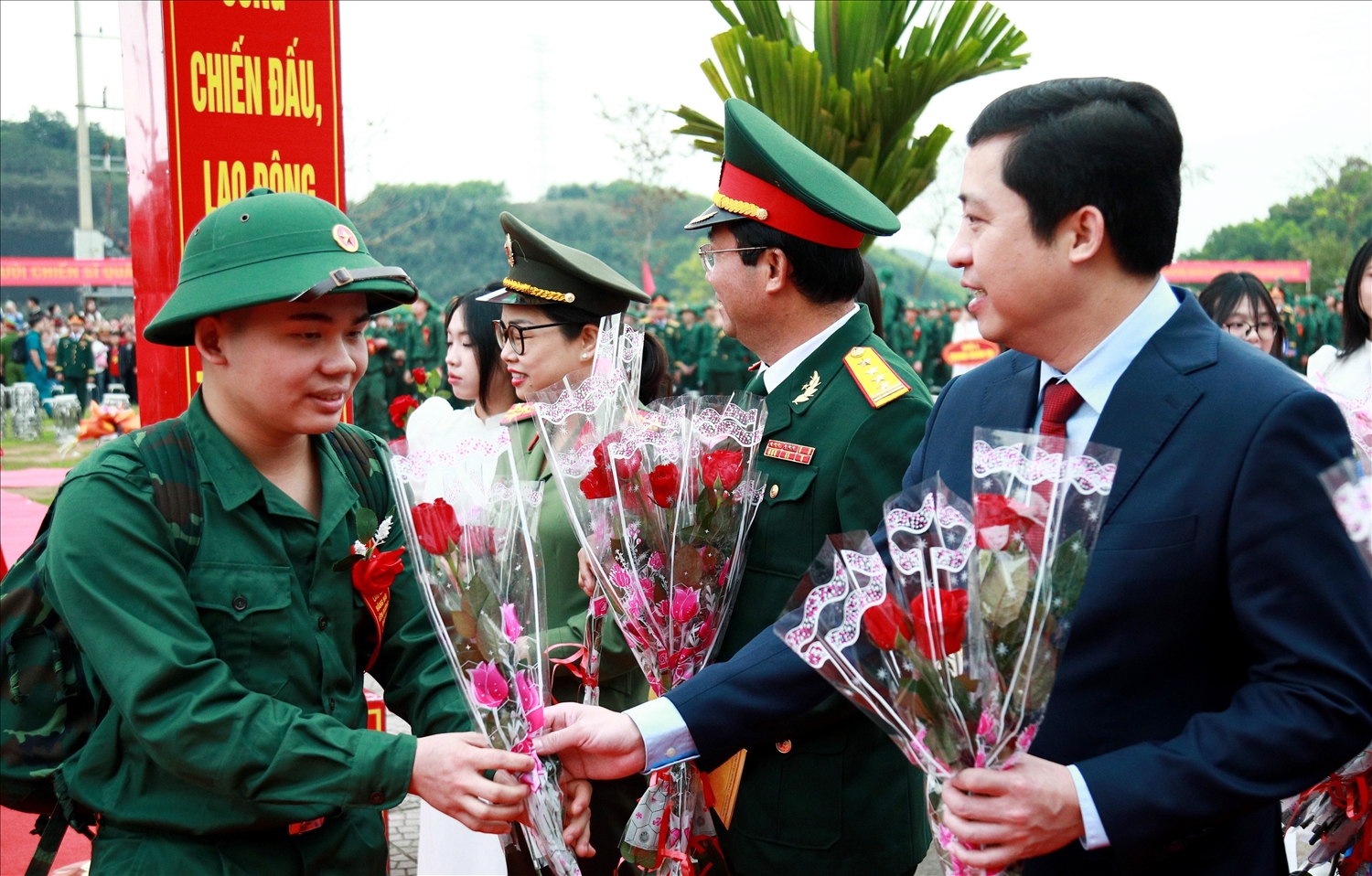Bí thư tỉnh ủy Lào Cai Dương Quốc Huy tặng hoa chúc mừng tân binh lên đường nhập ngũ (Ảnh Trọng Bảo)