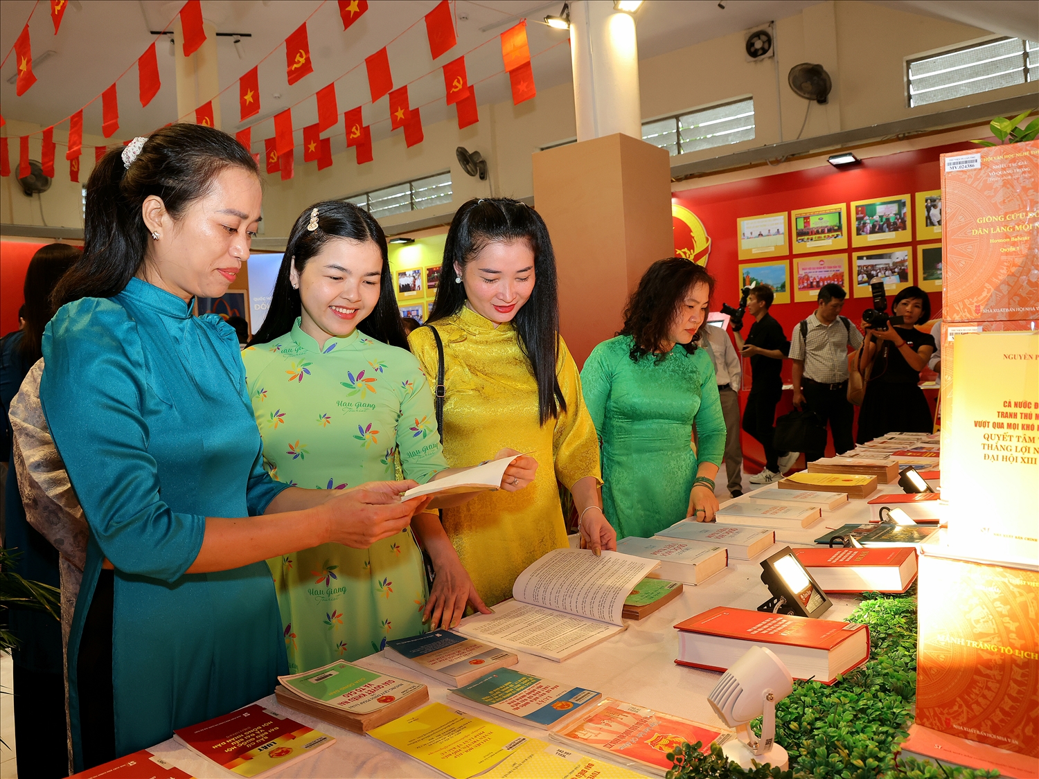 Nhiều đại biểu tham quan triển lãm sách