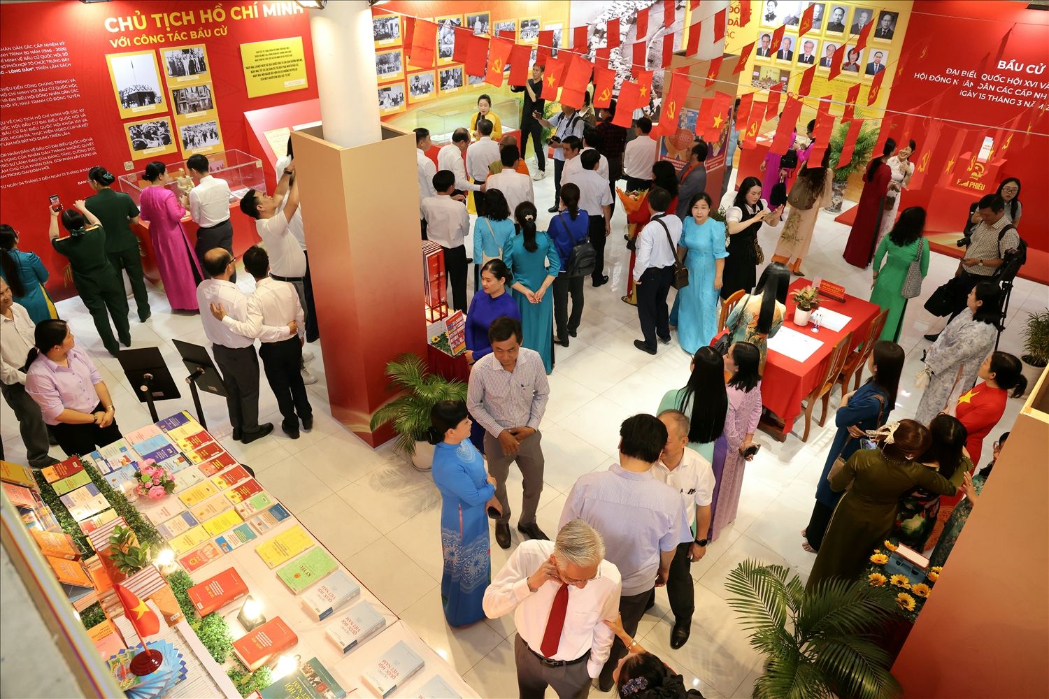 Trưng bày chuyên đề và triển lãm sách thu hút sự chú ý của đông đảo người dân. (Ảnh: Trung Phạm)