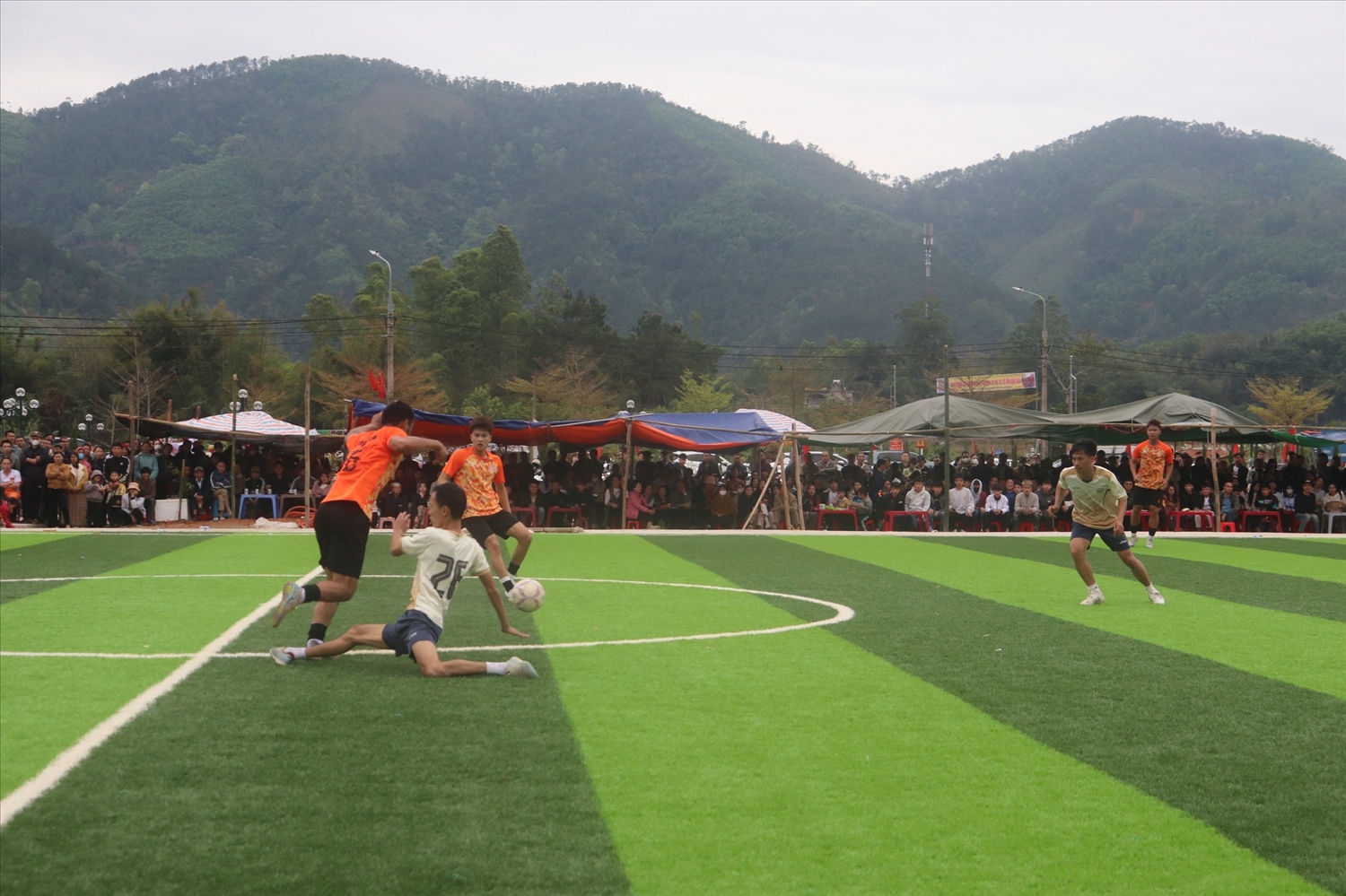 Kịch tính trong giải bóng đá Cúp đình Lục Nà