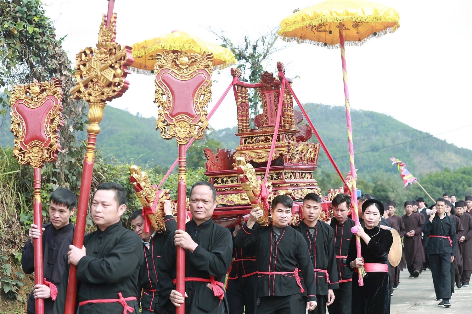 Phần lễ diễn ra trang nghiêm với các nghi thức rước bài vị Thành hoàng, lễ tế thần và lễ giã đình