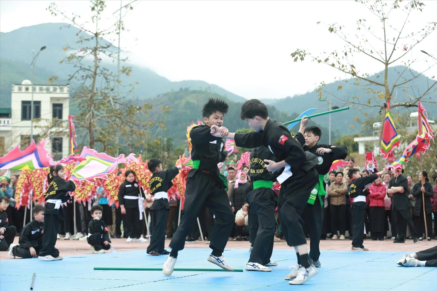 Phần giao lưu các môn thể thao dân tộc thu hút đông đảo người xem