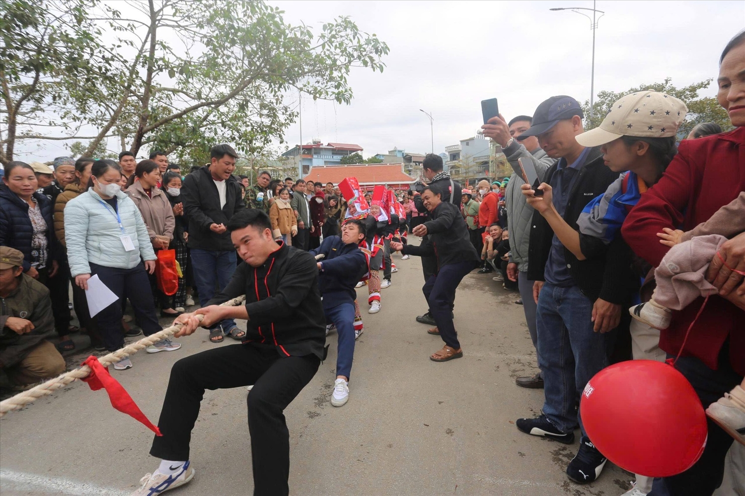 Trò chơi kéo co truyền thống cũng diễn ra ngay trong ngày khai hội