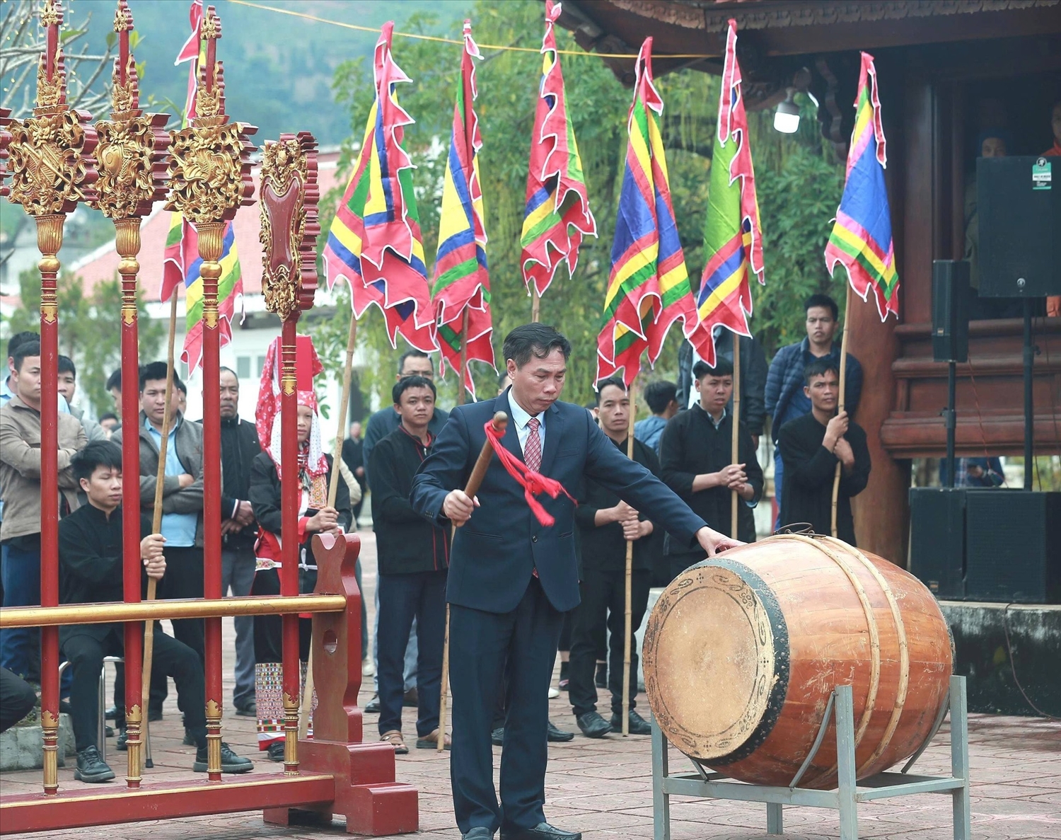 Ban tổ chức đánh trống khai hội