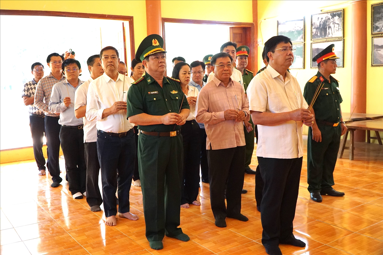 Đoàn công tác vâng hương, dâng hoa tại đền Thổ Châu