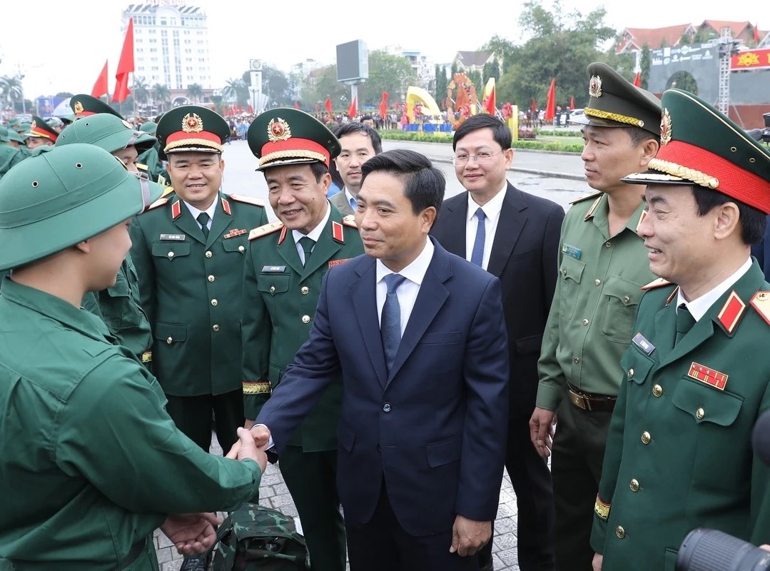 Bí thư Tỉnh ủy Nguyễn Doãn Anh động viên tân binh lên đường thực hiện nghĩa vụ quân sự. (Ảnh Minh Hiếu)