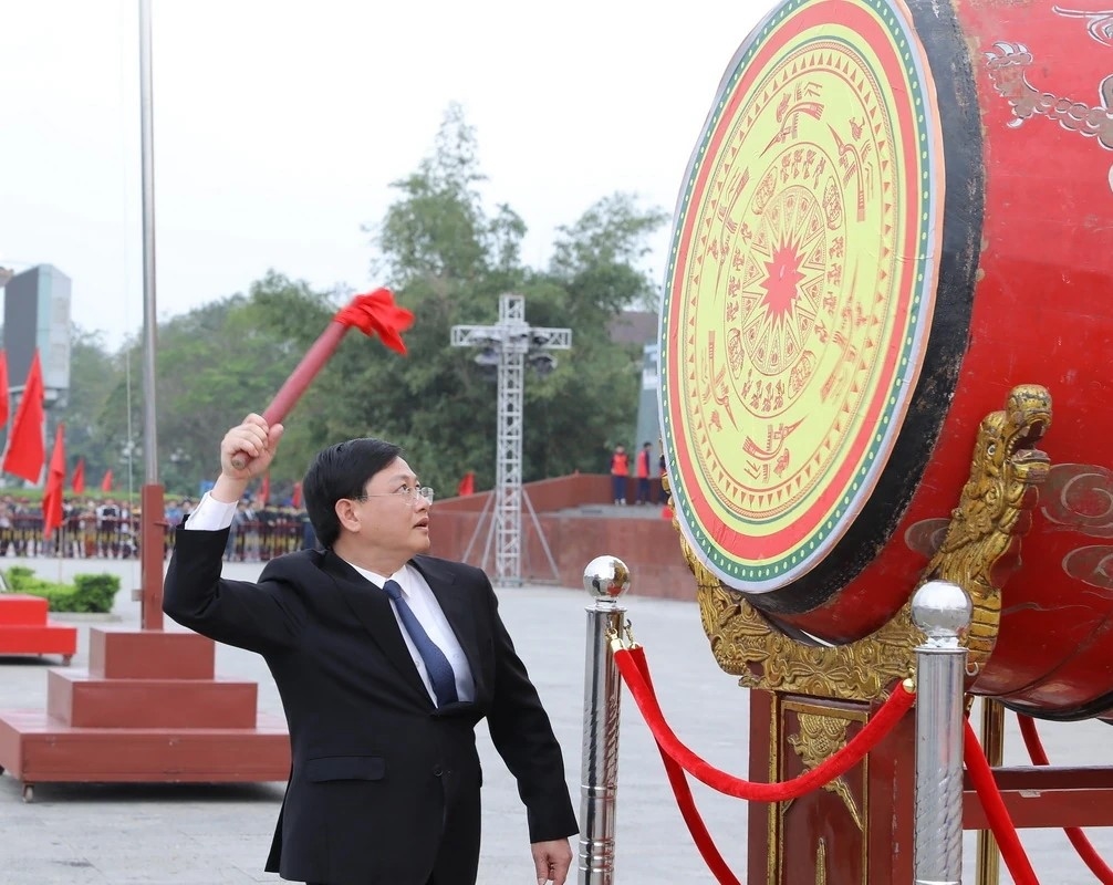 Phó Chủ tịch Thường trực UBND tỉnh Mai Xuân Liêm đánh trống mở hội giao quân. (Ảnh Minh Hiếu)