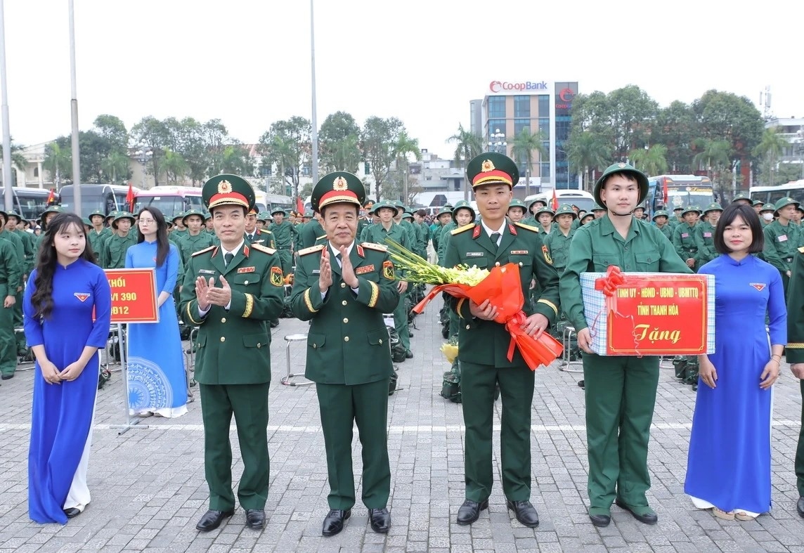 Thượng tướng Lê Đức Thái, Thứ trưởng Bộ Quốc phòng tặng hoa và quà cho đơn vị nhận quân.(Ảnh Minh Hiếu)