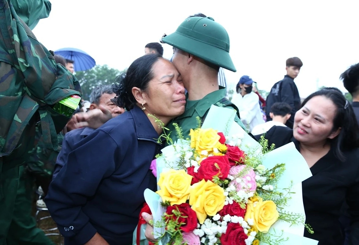 Các tân binh chia tay gia đình, sẵn sàng lên đường nhập ngũ.(Ảnh Quốc Hương)