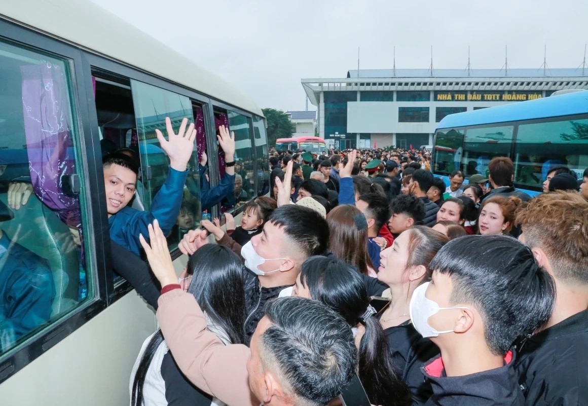 Các tân binh chia tay người thân lên đường thực hiện nghĩa vụ quân sự.(Ảnh Lê Hợi)