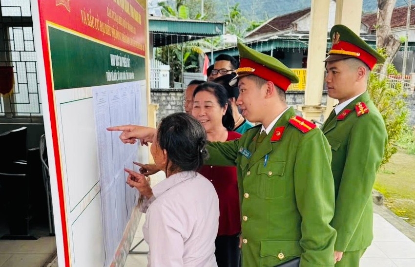 Công an xã Vạn Xuân tổ chức rà soát, đối chiếu danh sách cử tri và kiểm tra tại các khu vực, điểm niêm yết danh sách cử tri trên địa bàn xã.