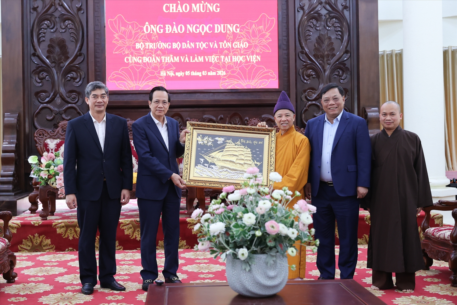 Bộ trưởng Đào Ngọc Dung cùng Lãnh đạo Bộ Dân tộc và Tôn giáo chúc mừng Học viện Phật giáo Việt Nam tại Hà Nội (Ảnh. Lê Anh Dũng)
