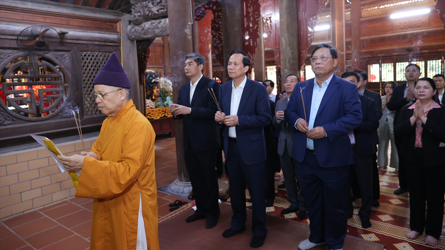 Bộ trưởng Đào Ngọc Dung cùng đoàn công tác của Bộ Dân tộc và Tôn giáo dâng hương tại Chùa Non Nước (Ảnh. Lê Anh Dũng)