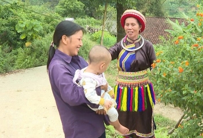 Bà Triệu Thị Mản (bìa phải) luôn sâu sát, gẫn gũi, gắn bó với bà con trong bản Phiêng Phàng, xã Thượng Minh, tỉnh Thái Nguyên (Ảnh TL)