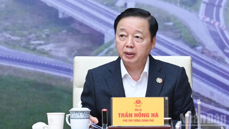 Phó Thủ tướng Trần Hồng Hà phát biểu tại phiên họp. (Ảnh: Trần Hải)