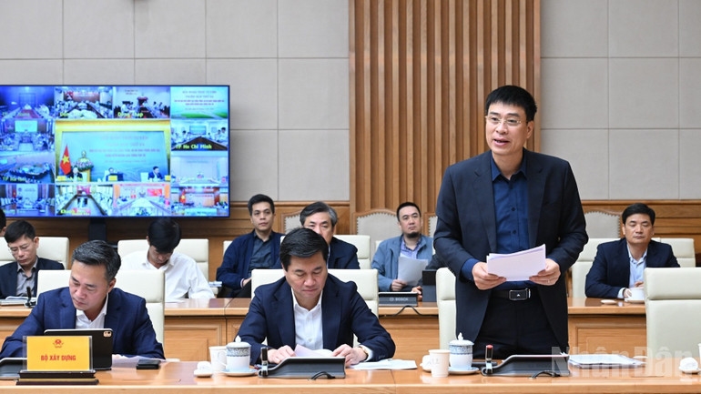 Lãnh đạo Bộ Xây dựng báo cáo tại phiên họp. (Ảnh: Trần Hải)