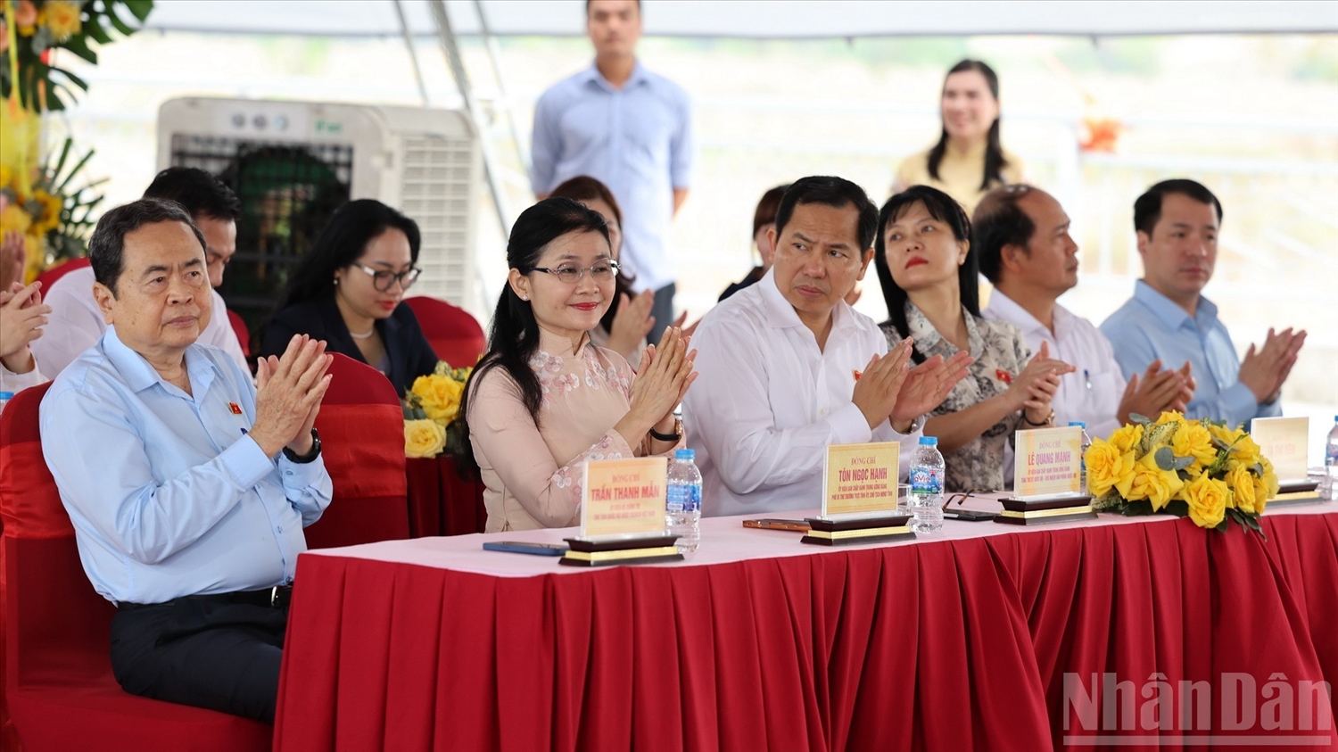 Chủ tịch Quốc hội Trần Thanh Mẫn cùng các đại biểu dự lễ khởi động dự án.