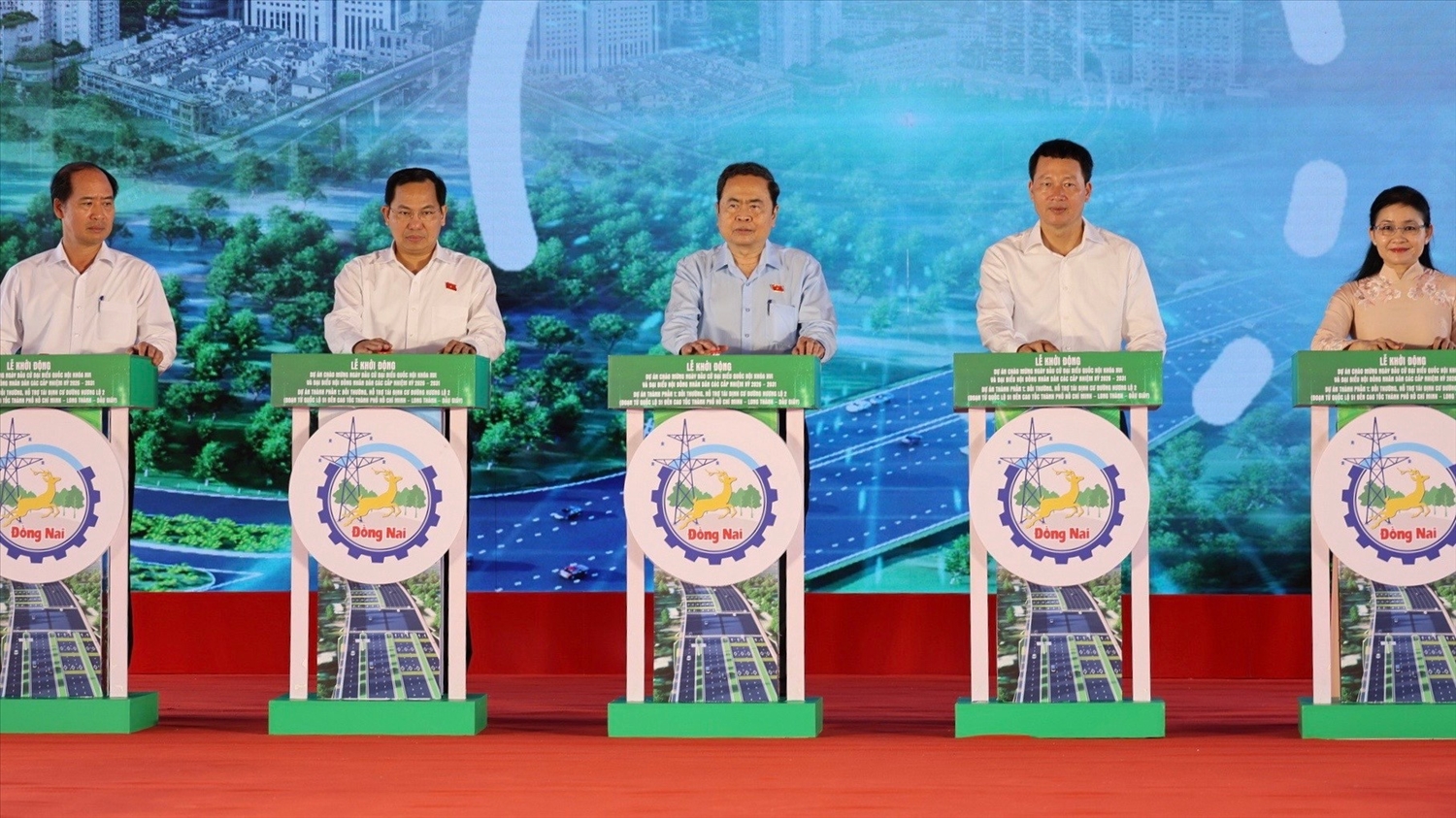 Chủ tịch Quốc hội Trần Thanh Mẫn cùng các đại biểu thực hiện nghi thức khởi động dự án