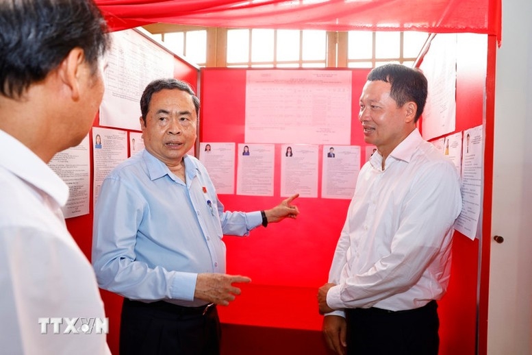 Chủ tịch Quốc hội Trần Thanh Mẫn khảo sát thực tế tại đơn vị bầu cử số 4, khu vực bỏ phiếu số 17 - phường Tân Triều, tỉnh Đồng Nai - Ảnh: TTXVN