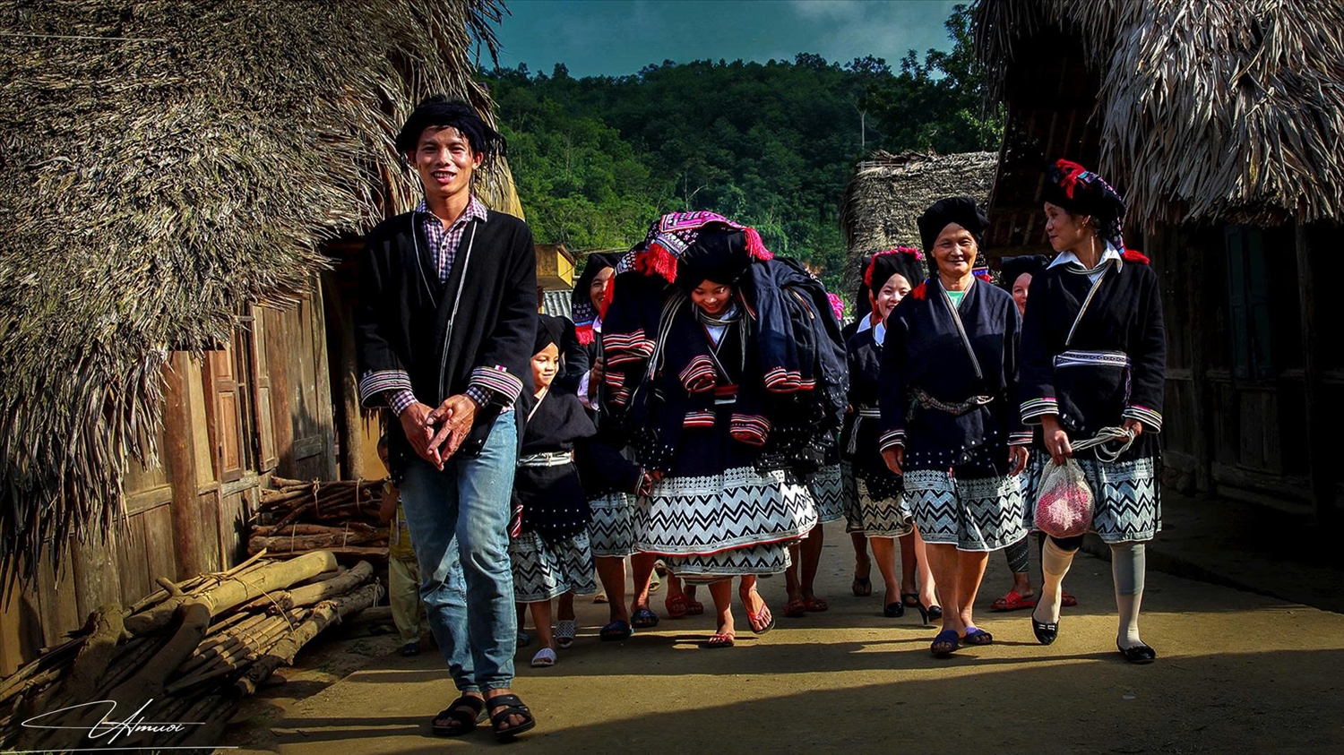 Đưa cô dâu về nhà chồng ( ảnh Út Mười) 