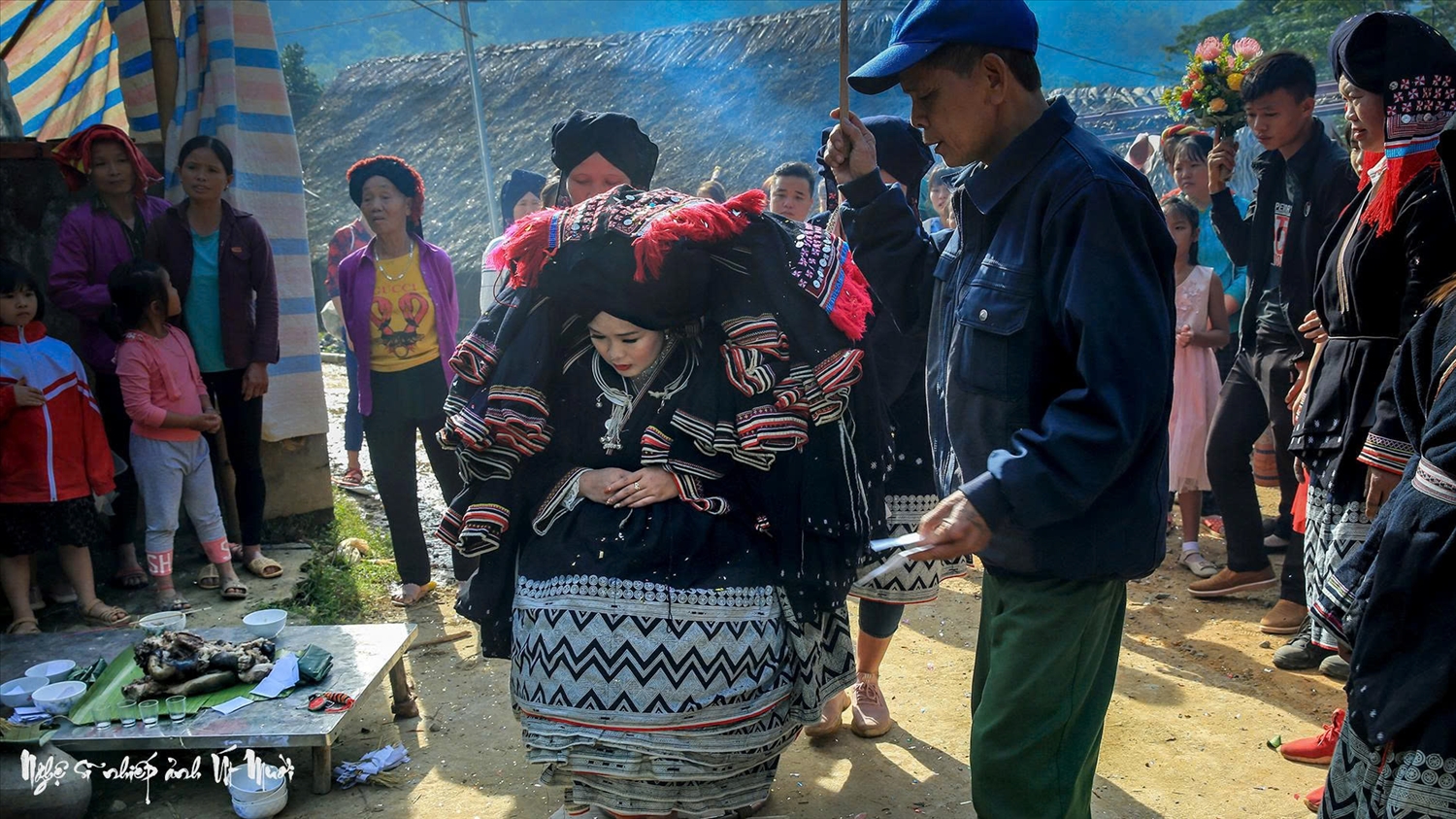 Cô dâu đang thực hiện các nghi lễ ( ảnh Út Mười) 