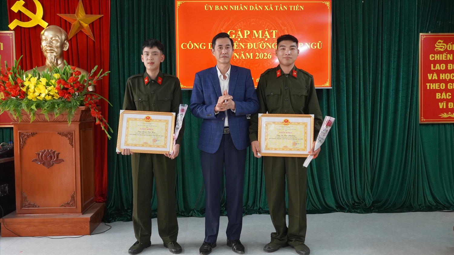 Thanh niên Sú Xín Phương (đứng ngoài cùng bên phải), người dân tộc Cờ Lao ở thôn Tả Chải, xã Tân Tiến, trúng tuyển thực hiện nghĩa vụ Công an Nhân dân năm 2026