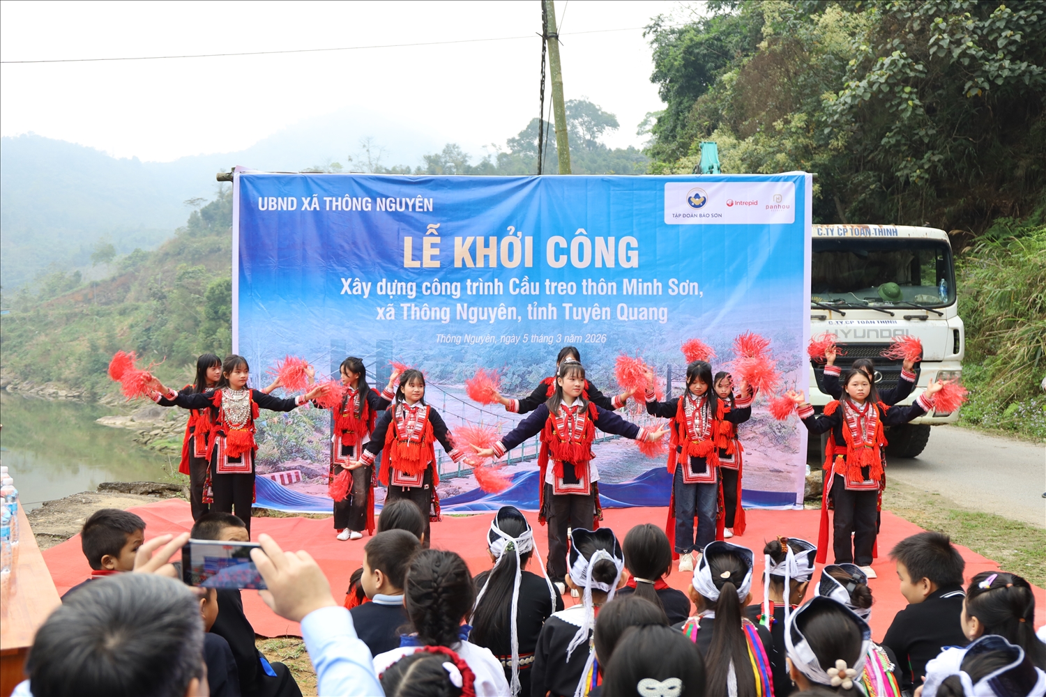 Các em học sinh thôn Minh Sơn biểu diễn văn nghệ chào mừng lễ khởi công cầu treo dân sinh Minh Sơn, xã Thông Nguyên