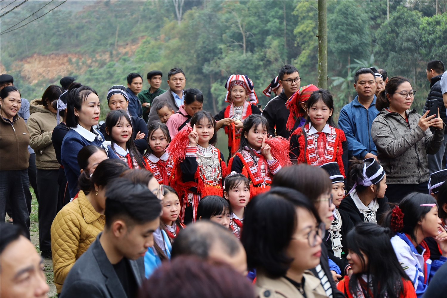 Lễ khởi công cầu treo dân sinh Minh Sơn có sự tham dự của đại diện chính quyền địa phương và đông đảo Nhân dân xã Thông Nguyên