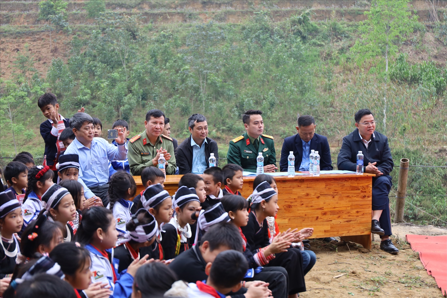 (TIN): Tuyên Quang: Khởi công cầu treo Minh Sơn, chấm dứt cảnh học sinh qua suối bằng bè 2