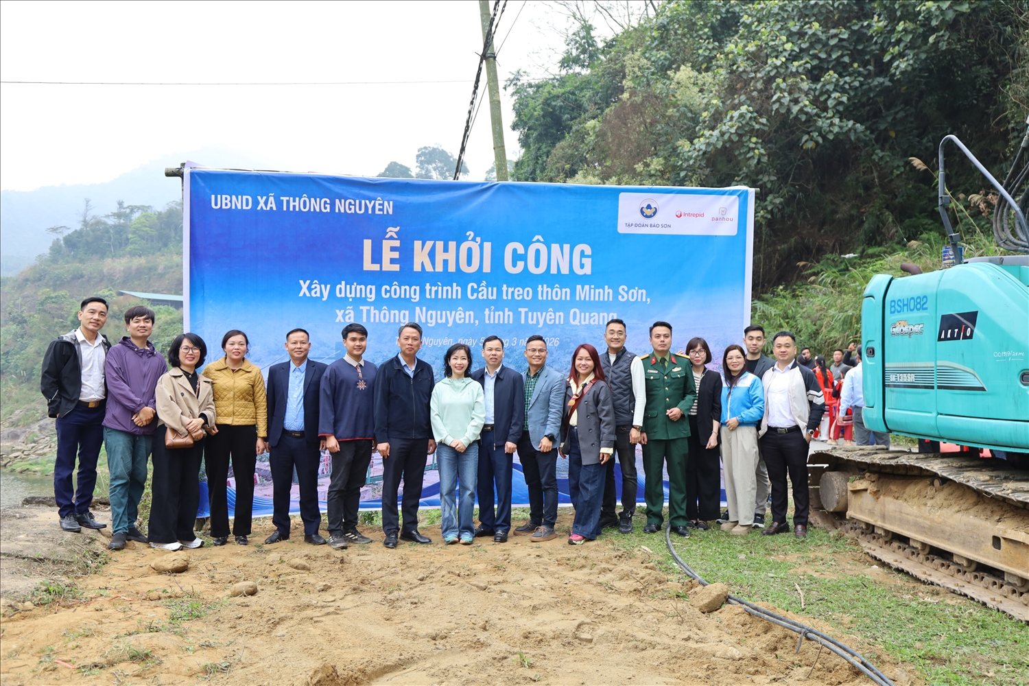 Các đơn vị tài trợ và chính quyền địa phương chụp ảnh lưu niệm tại lễ khởi công cầu treo dân sinh Minh Sơ