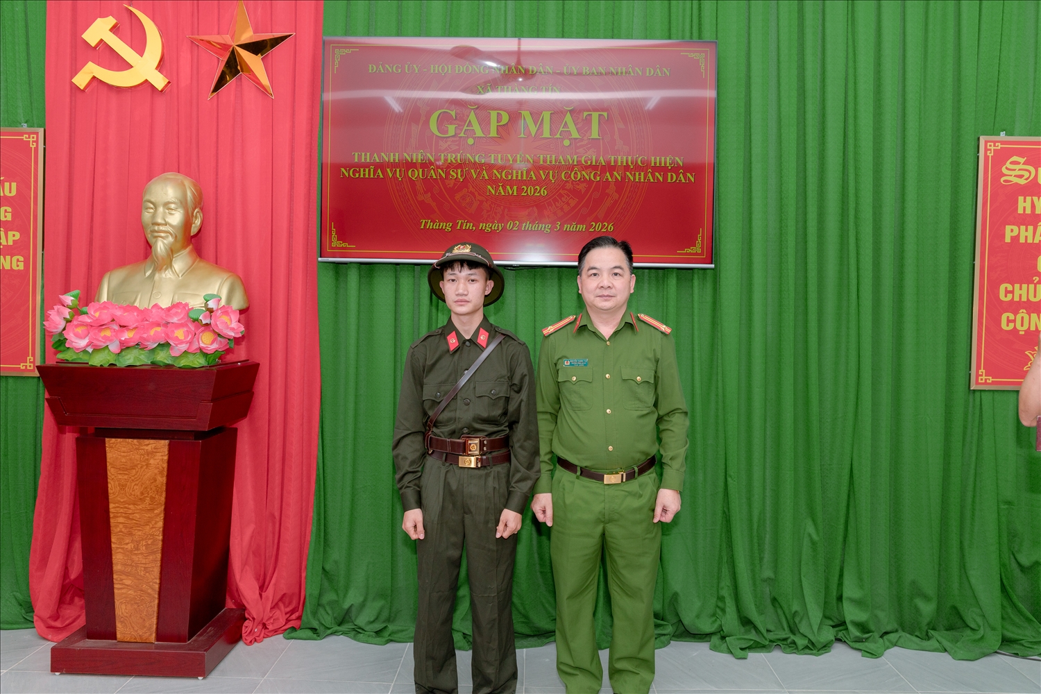 Trung tá Nguyễn Thanh Túc, Trưởng Công an xã Thàng Tín chụp ảnh lưu niệm cùng chiến sĩ Hù Duy Tài trước giờ lên đường nhập ngũ