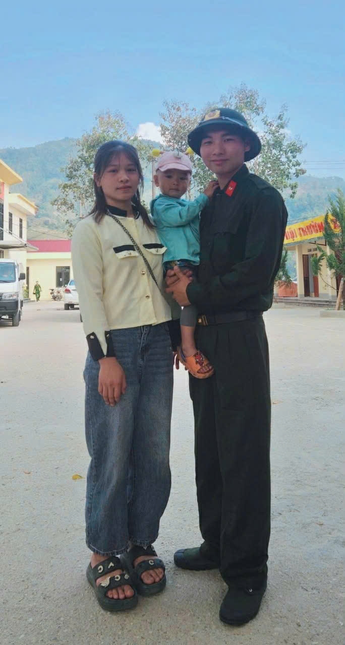 Chiến sĩ Sú Xín Phương cùng gia đình chụp ảnh lưu niệm trước giờ lên đường thực hiện nghĩa vụ Công an Nhân dân