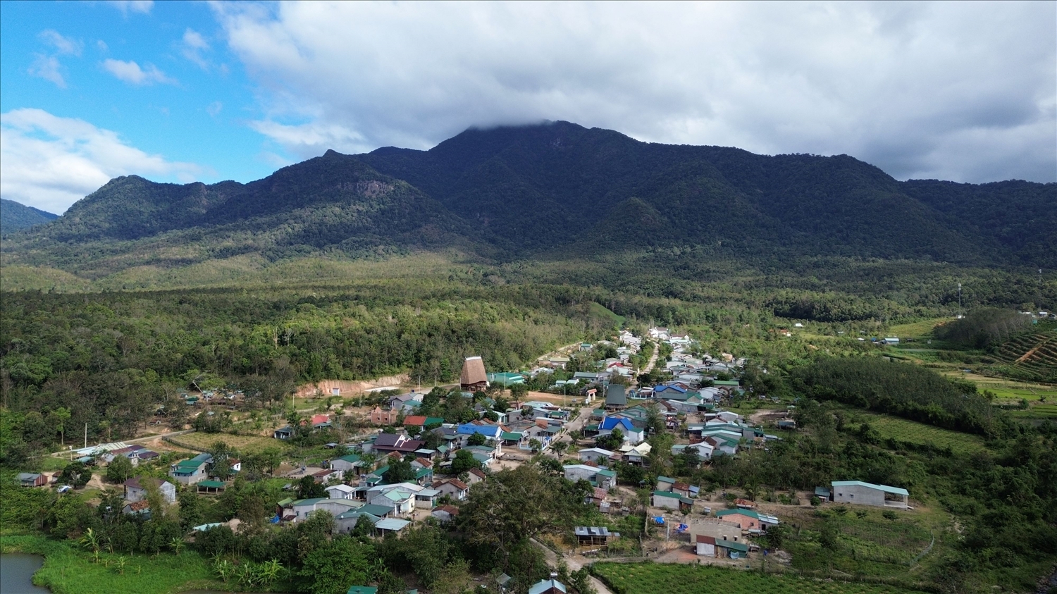 Những cộng đồng làng sống gần Vườn quốc gia Chư Mom Ray vẫn đang ngày đêm canh giữ rừng. (Ảnh: Ngọc Chí)