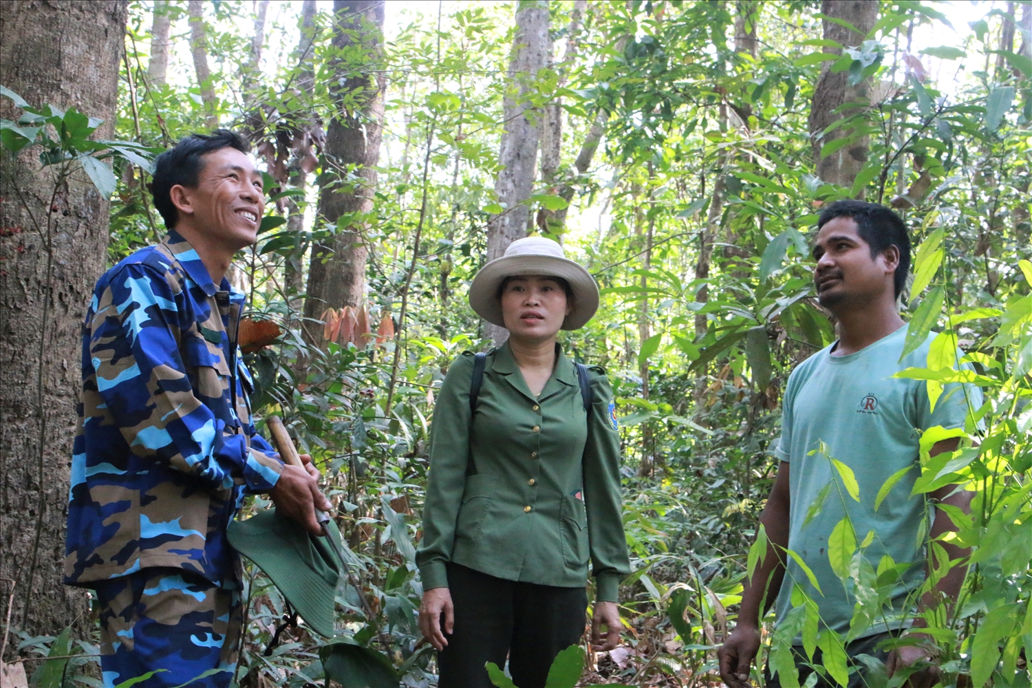 Nhân viên bảo vệ rừng của Vườn quốc gia Chư Mom Ray trao đổi với các hộ nhận khoán quản lý, bảo vệ rừng trong quá trình tuần tra. (Ảnh: Ngọc Chí)