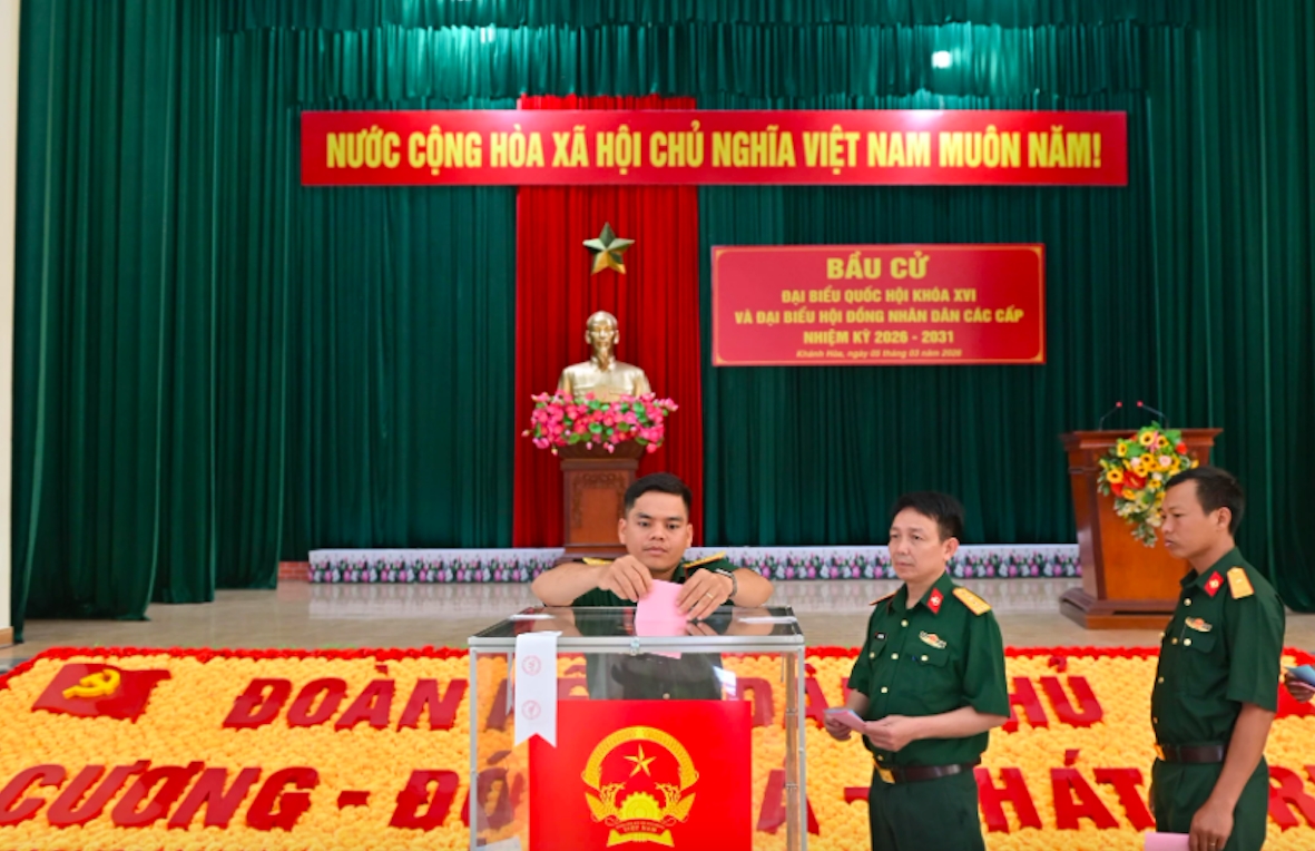 Các cử tri tiến hành bỏ phiếu bầu. (Ảnh: V.T)