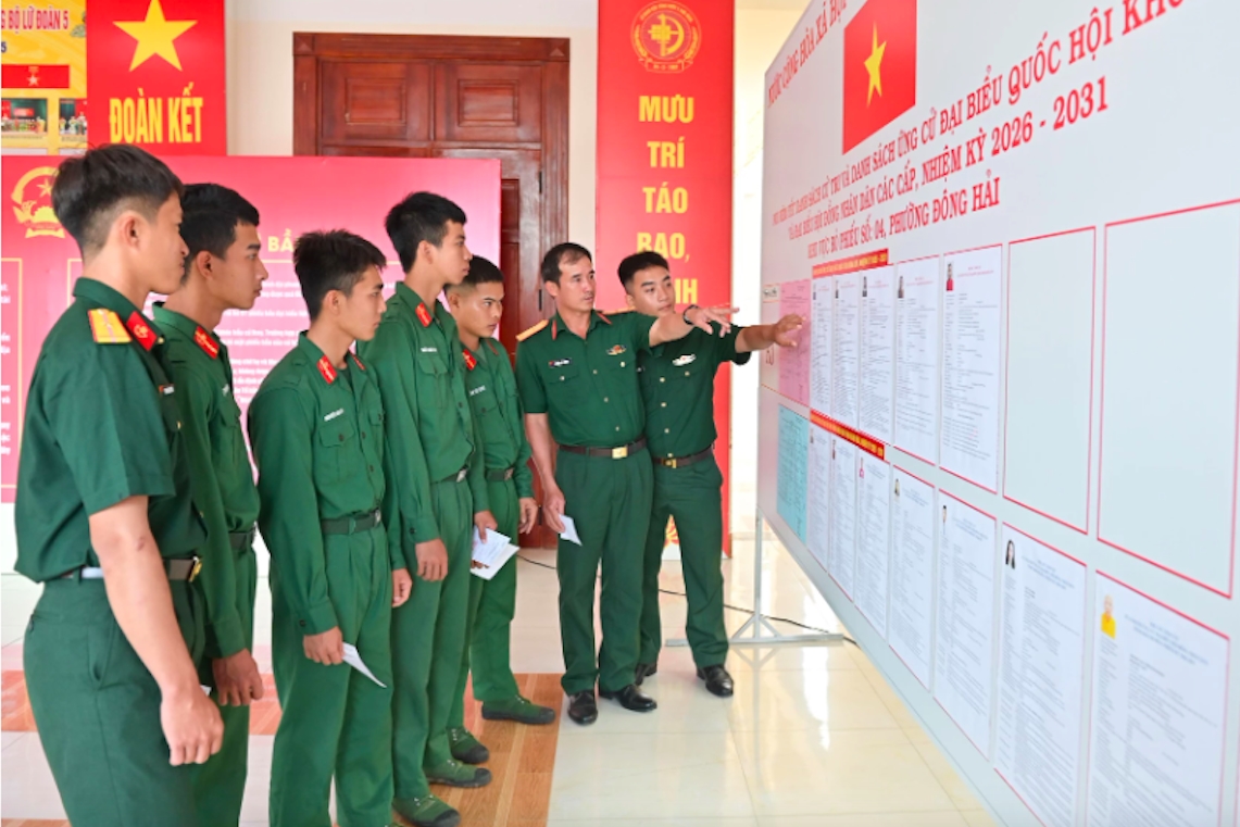 Các cử tri xem danh sách, quá trình công tác của các ứng cử viên. (Ảnh V.T)