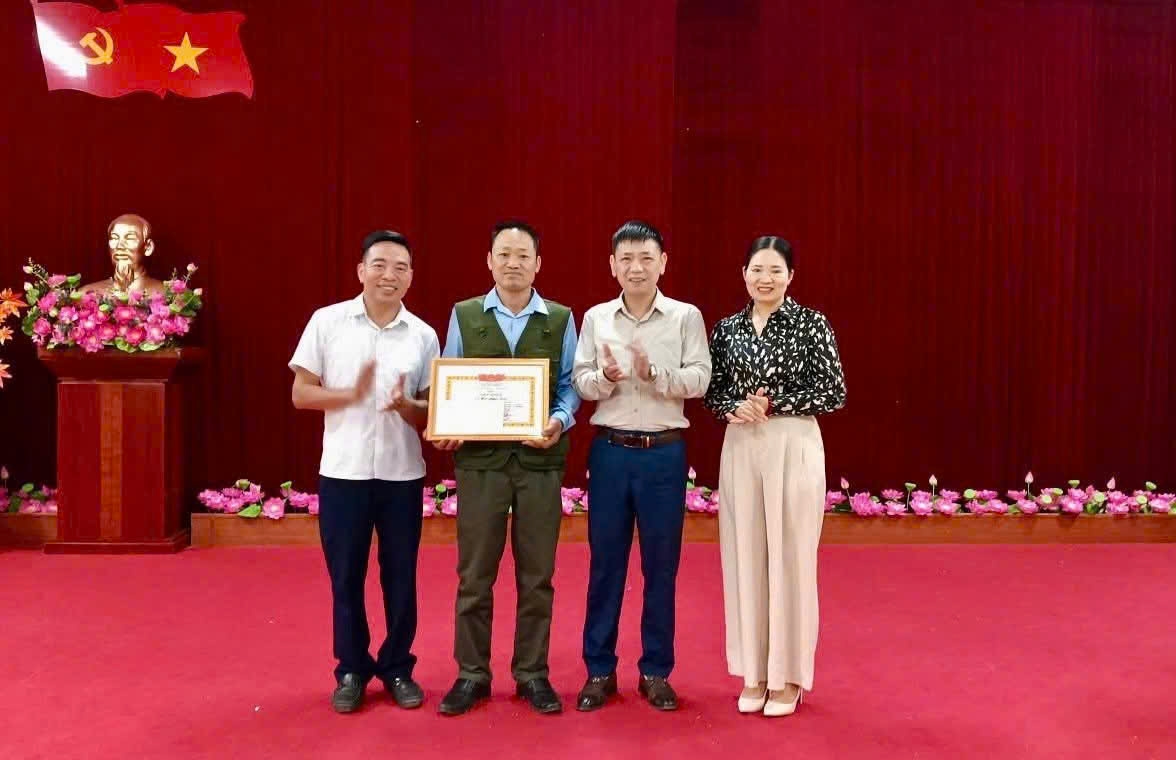 Ông Sơn (thứ 2 từ trái qua), người đã dũng cảm cứu sống 6 người trong vụ tai nạn trên hồ Thác Bà (Ảnh Trọng Bảo)