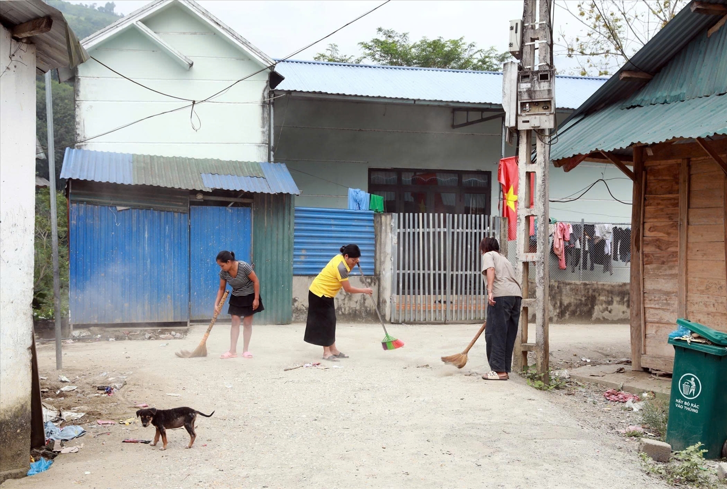Việc giữ gìn môi trường, vệ sinh làng bản được bà con Nhân dân quan tâm (Ảnh Trọng Bảo)