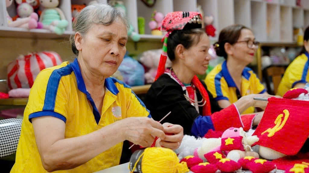 Từ những người chưa từng cầm kim móc, nhiều chị em đã có thể làm ra sản phẩm hoàn chỉnh. Ảnh: Mỹ Dung