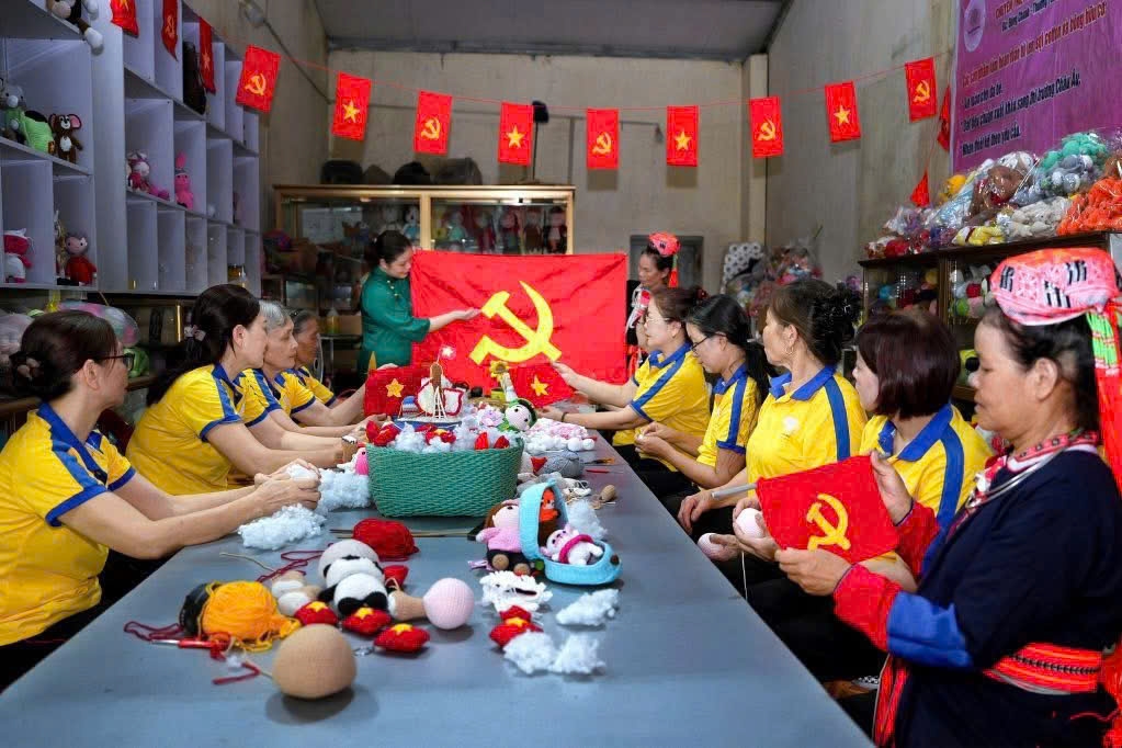 Cơ sở của chị Linh đã tạo việc làm ổn định cho gần 40 lao động, trong đó hơn 90% là phụ nữ dân tộc Dao và phụ nữ có hoàn cảnh khó khăn