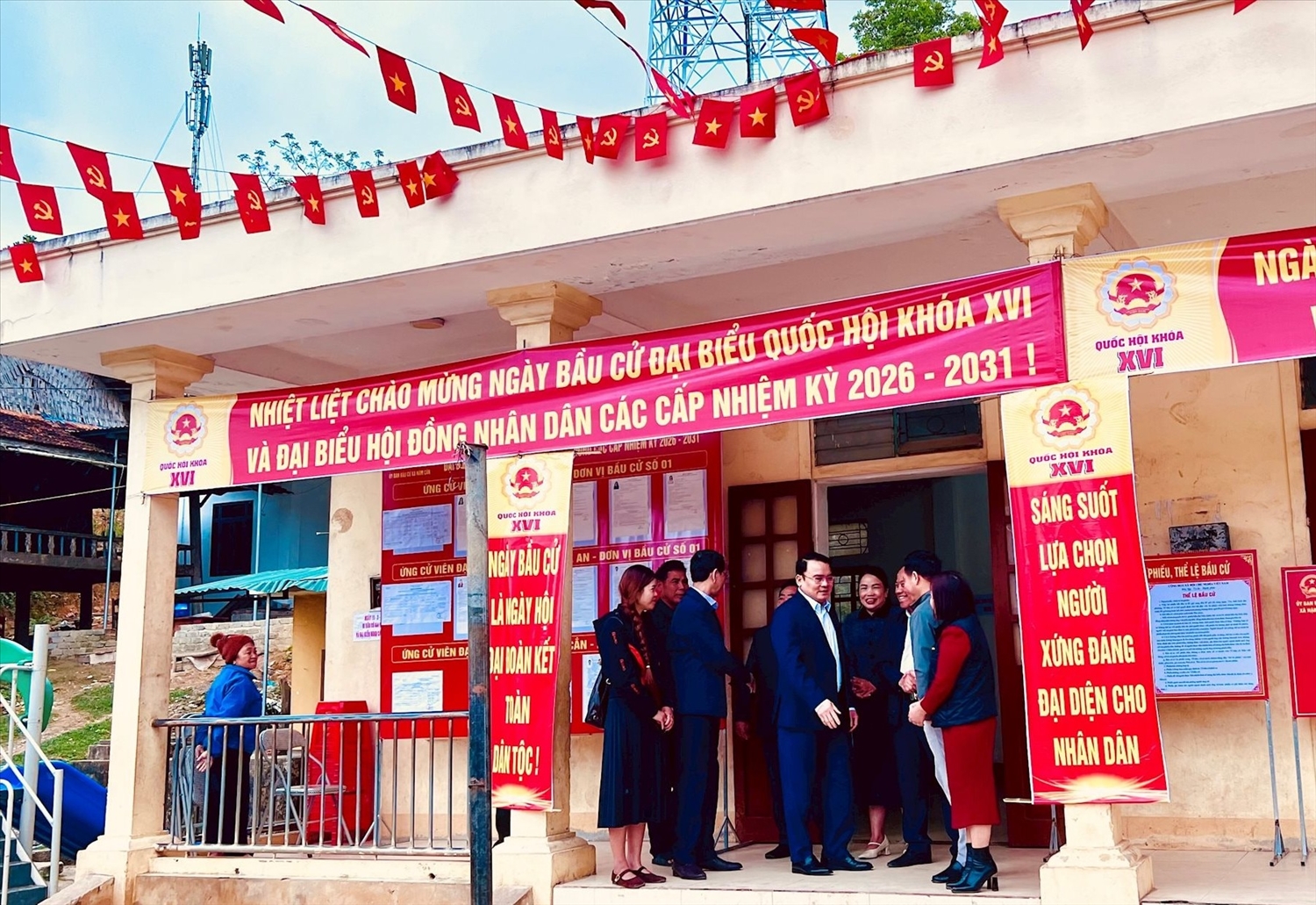 Trang trí băng rôn, khẩu hiệu tại điểm bầu cử bản Noọng Dẻ, xã Nậm Cắn - Ảnh: D.K