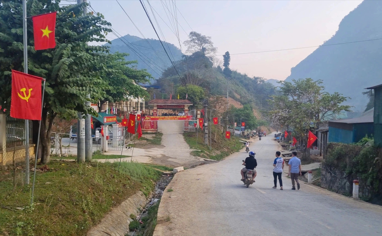 Không khí rộn ràng trước ngày Bầu cử tại xã Bắc Lý - Ảnh: T.H