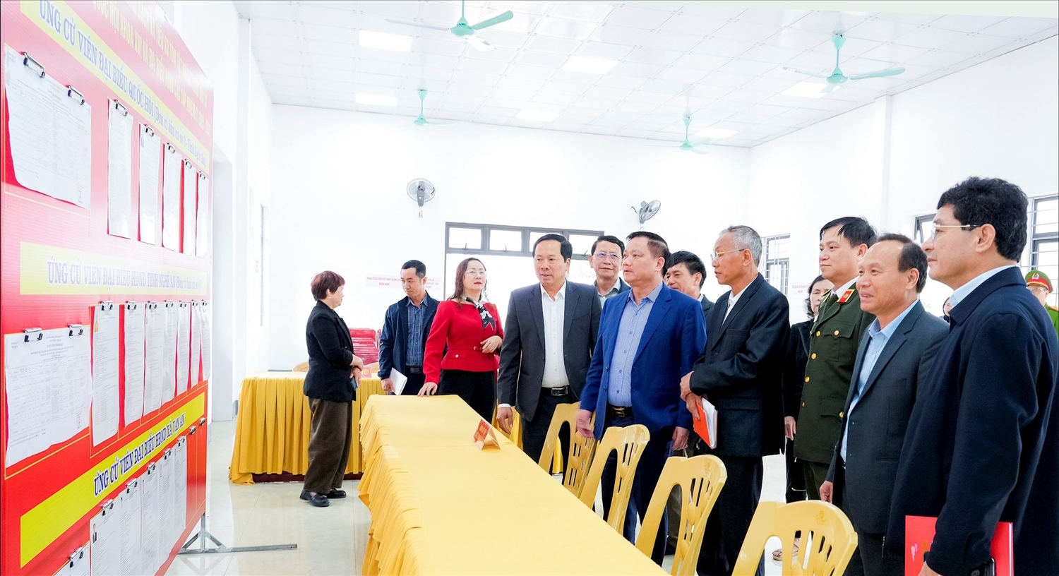 Bí thư Tỉnh ủy Nghệ An Nguyễn Khắc Thận (thứ 5, hàng đầu từ phải sang) kiểm tra khu vực viết phiếu bầu tại địa điểm bỏ phiếu nhà văn hóa xóm Ba Hà (xã Vạn An) - Ảnh: P.B