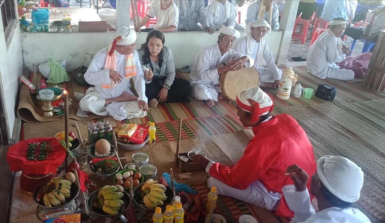 Bàn tổ Lễ hội Đạp lửa đầu năm của người Chăm