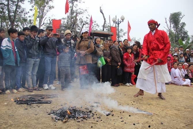 Nghi thức múa đạp lửa trong Lễ hội Cầu an đầu năm của người Chăm.