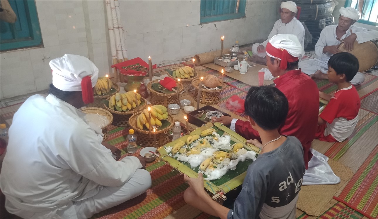 Nghi thức múa thả bè hình nhân trong lễ hội cầu an đầu năm của người Chăm Bàlamôn